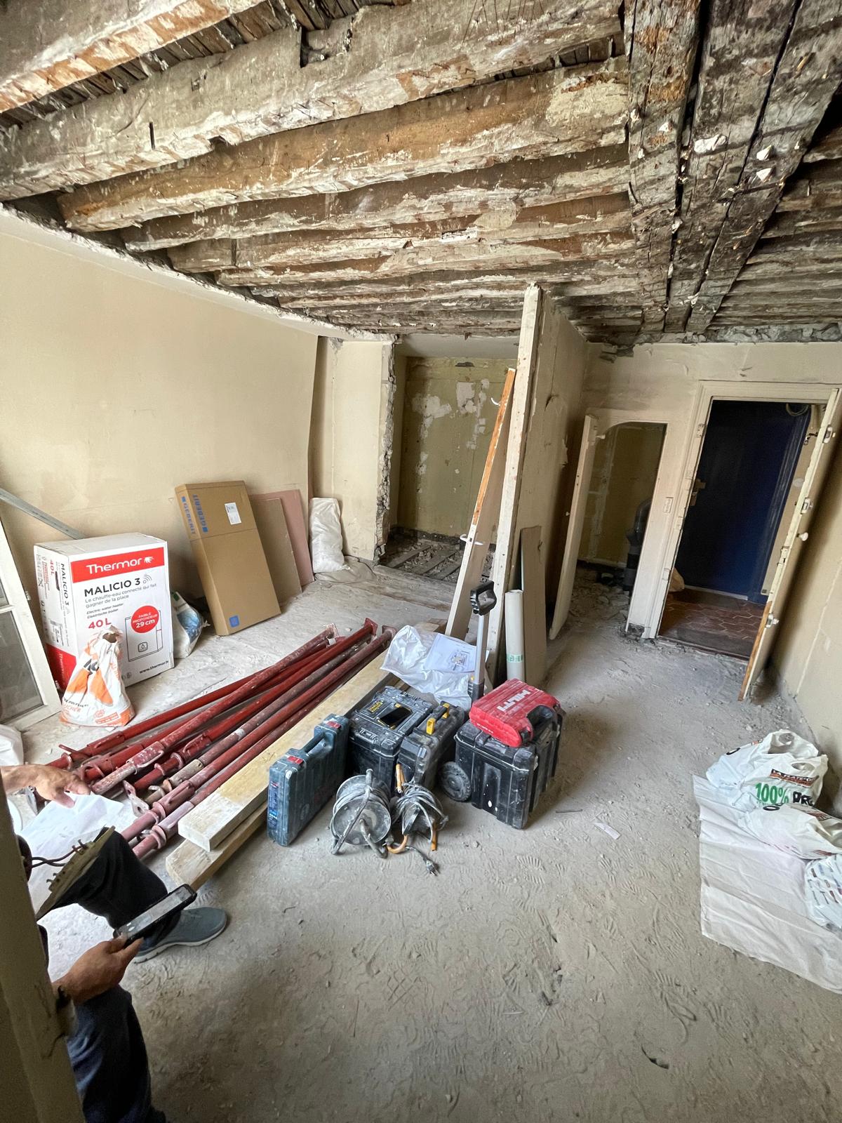 Chantier de rénovation, plafond ouvert