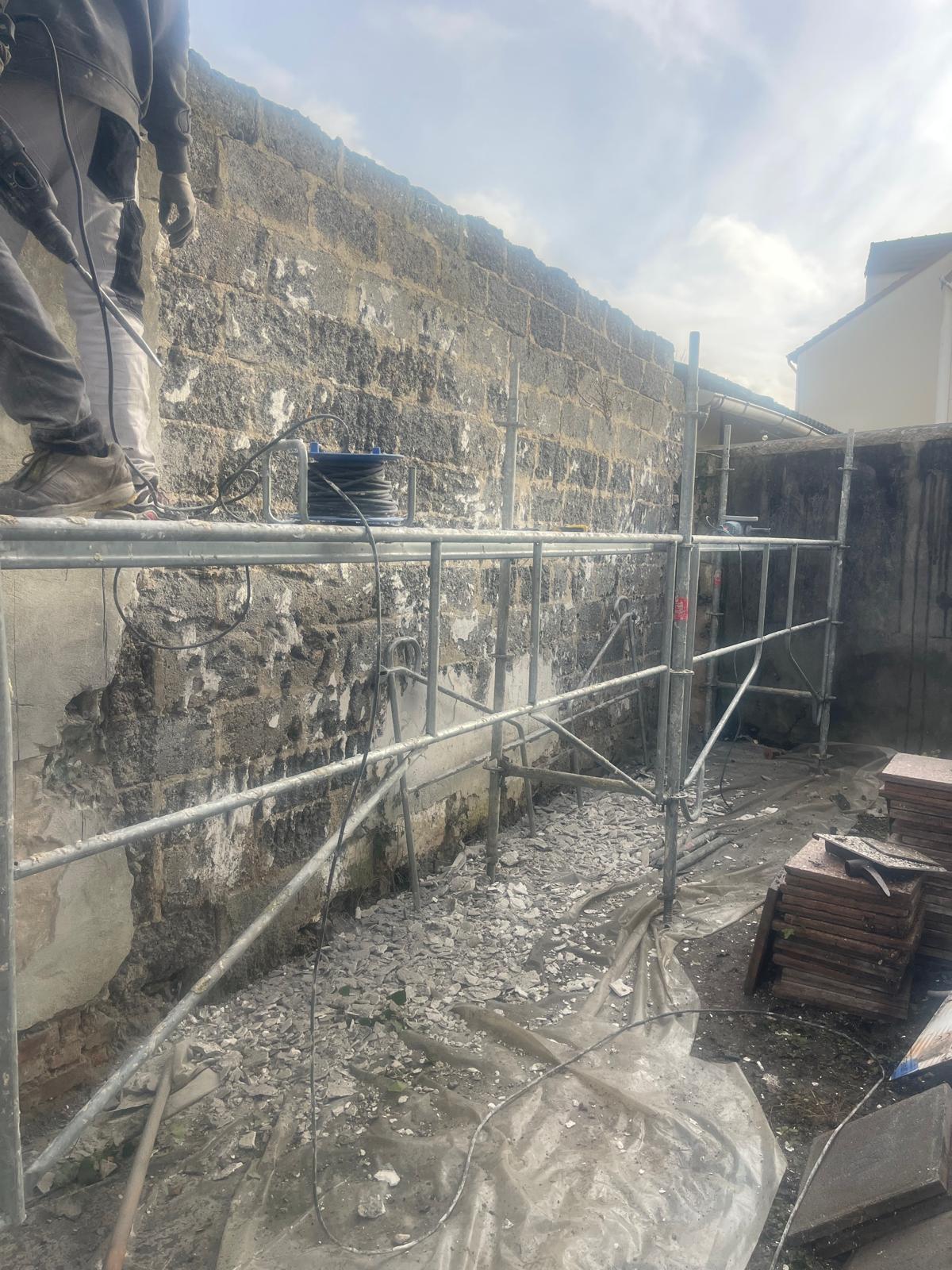 Mur de clôture dégradé avant rénovation