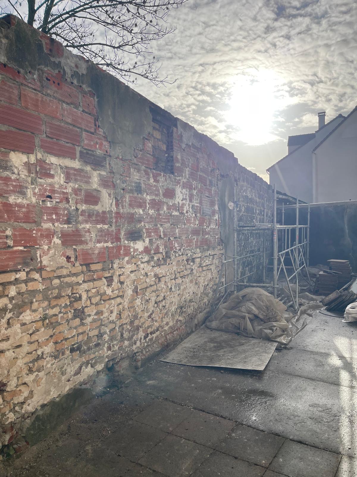 Mur en brique dégradé avant rénovation
