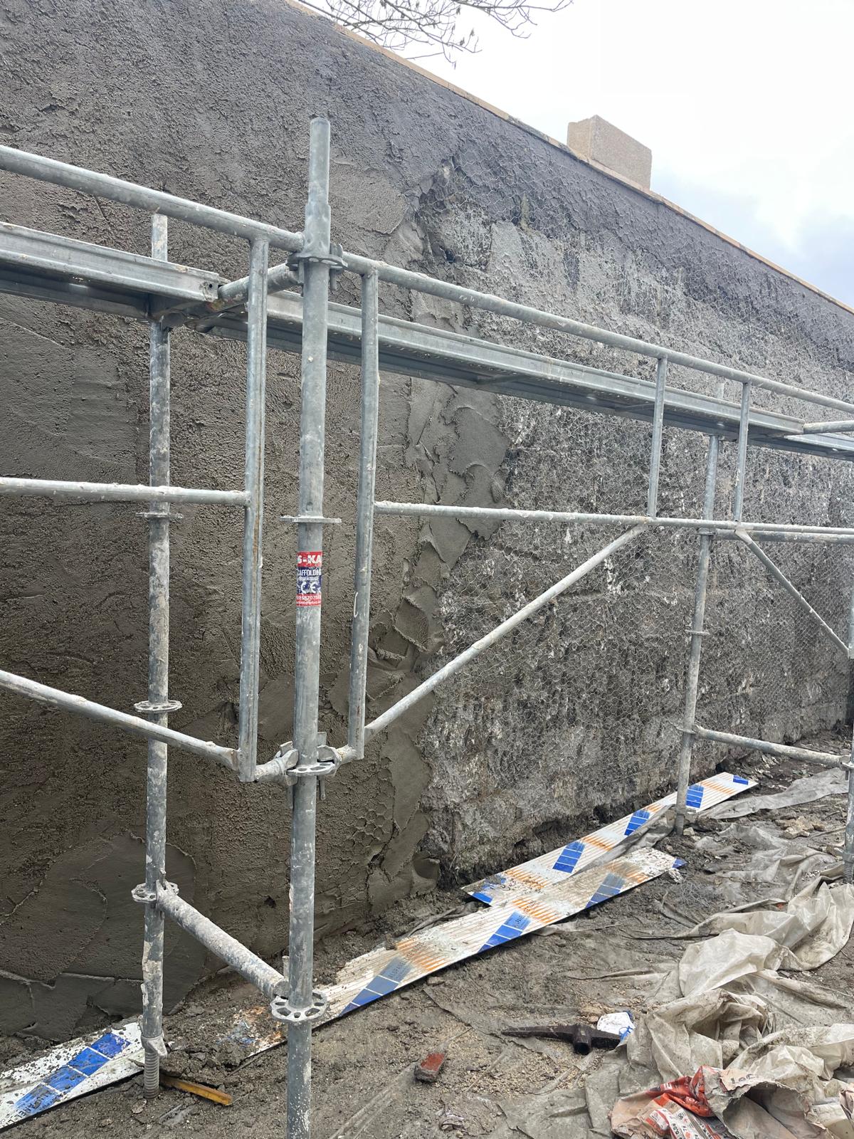 Application de l'enduit sur le mur