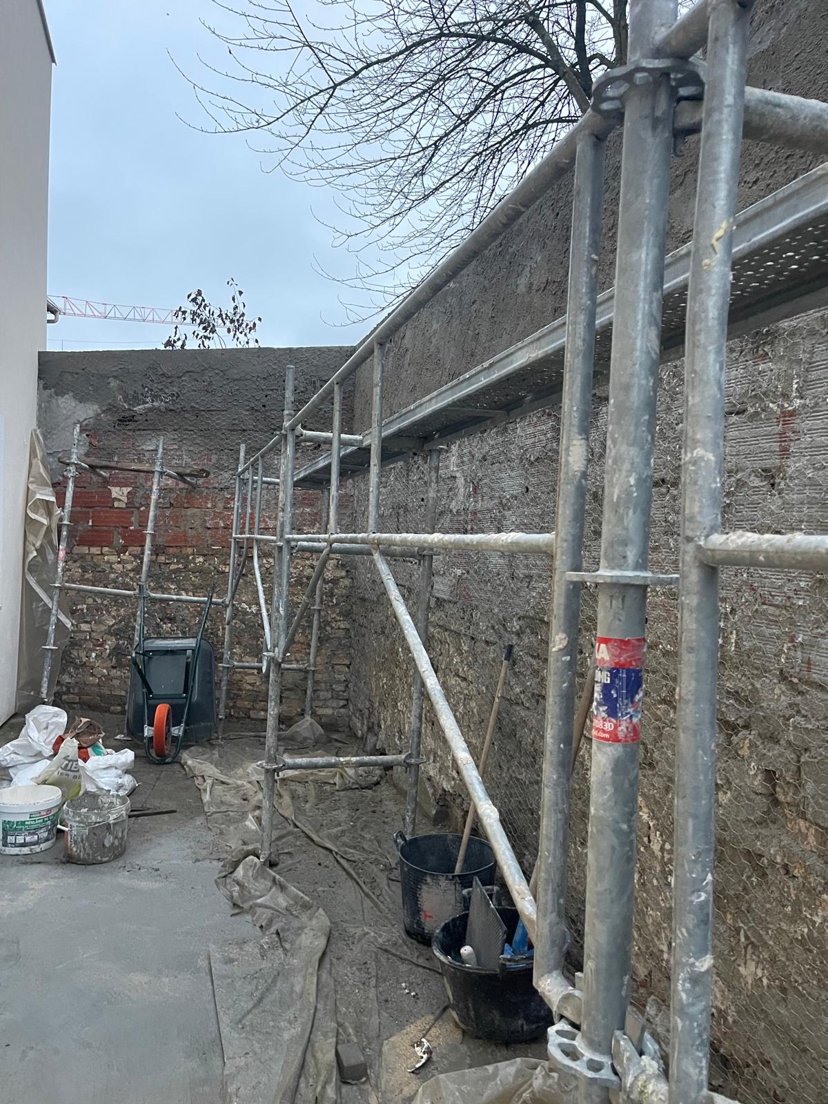 Pose du grillage d'accroche sur le mur