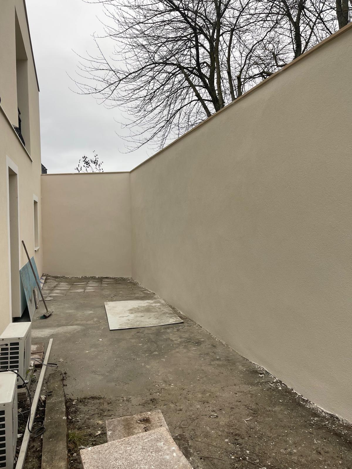 Mur de clôture terminé