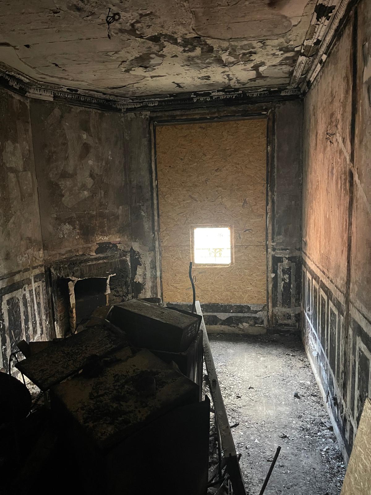 Pièce endommagée par le feu, avant rénovation
