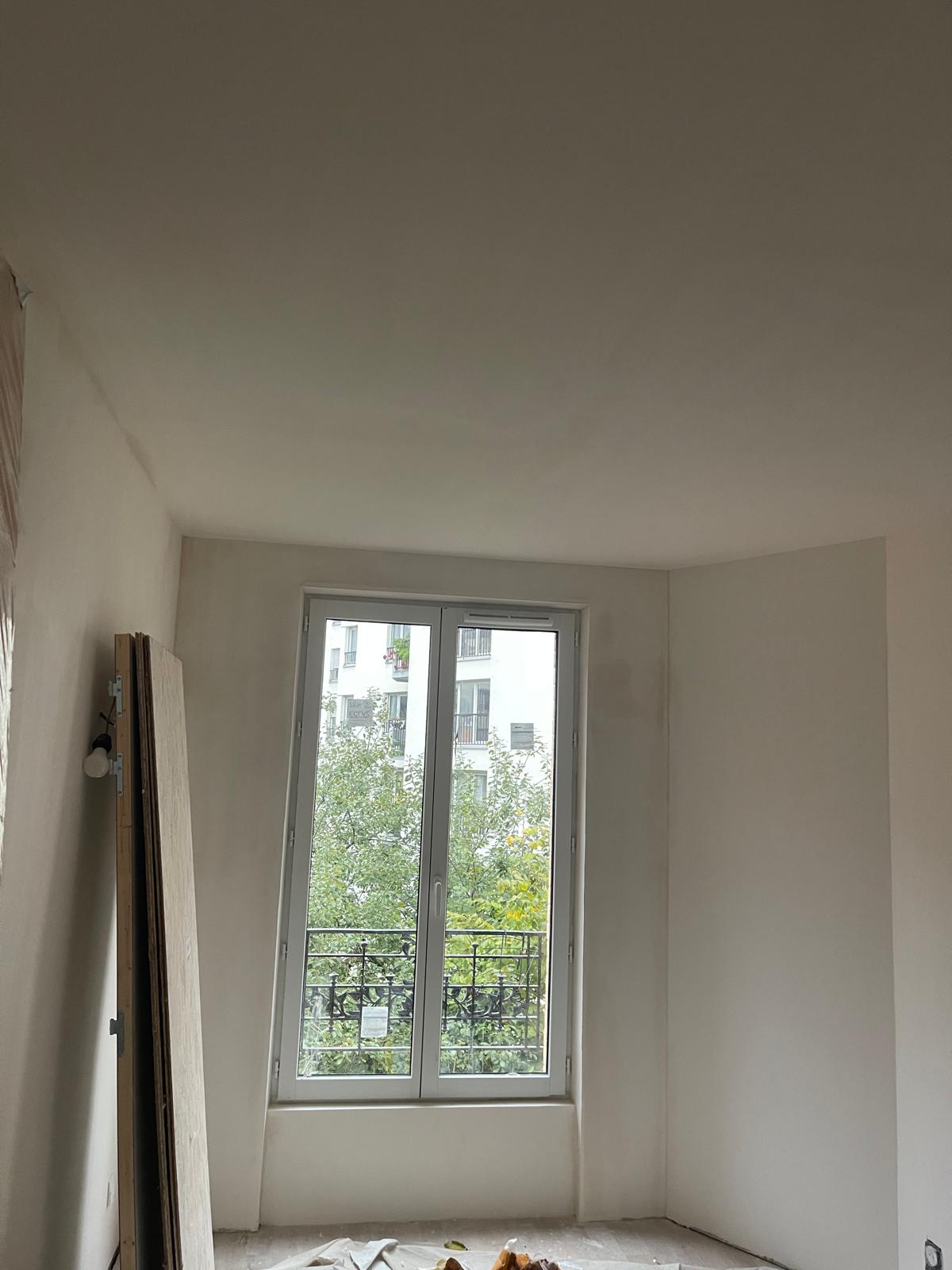 Fenêtre restaurée, mur enduit avant peinture
