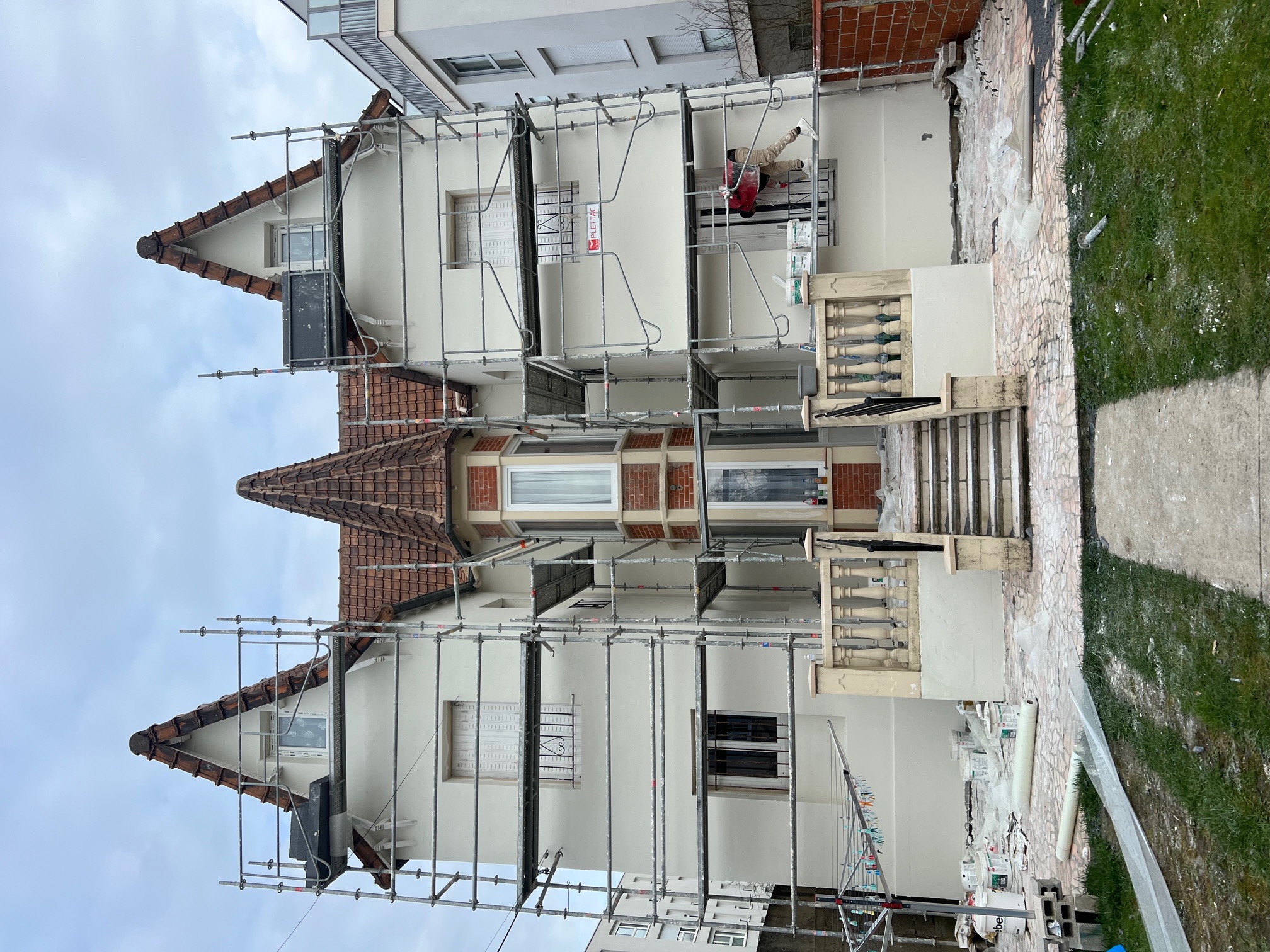 Échafaudage installé sur la façade